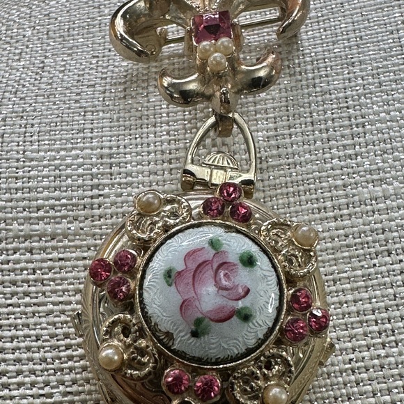 BROOCH: Rare vintage Pegasus, coral gold tone, rose, pink, locket, one of a kind - Picture 14 of 17